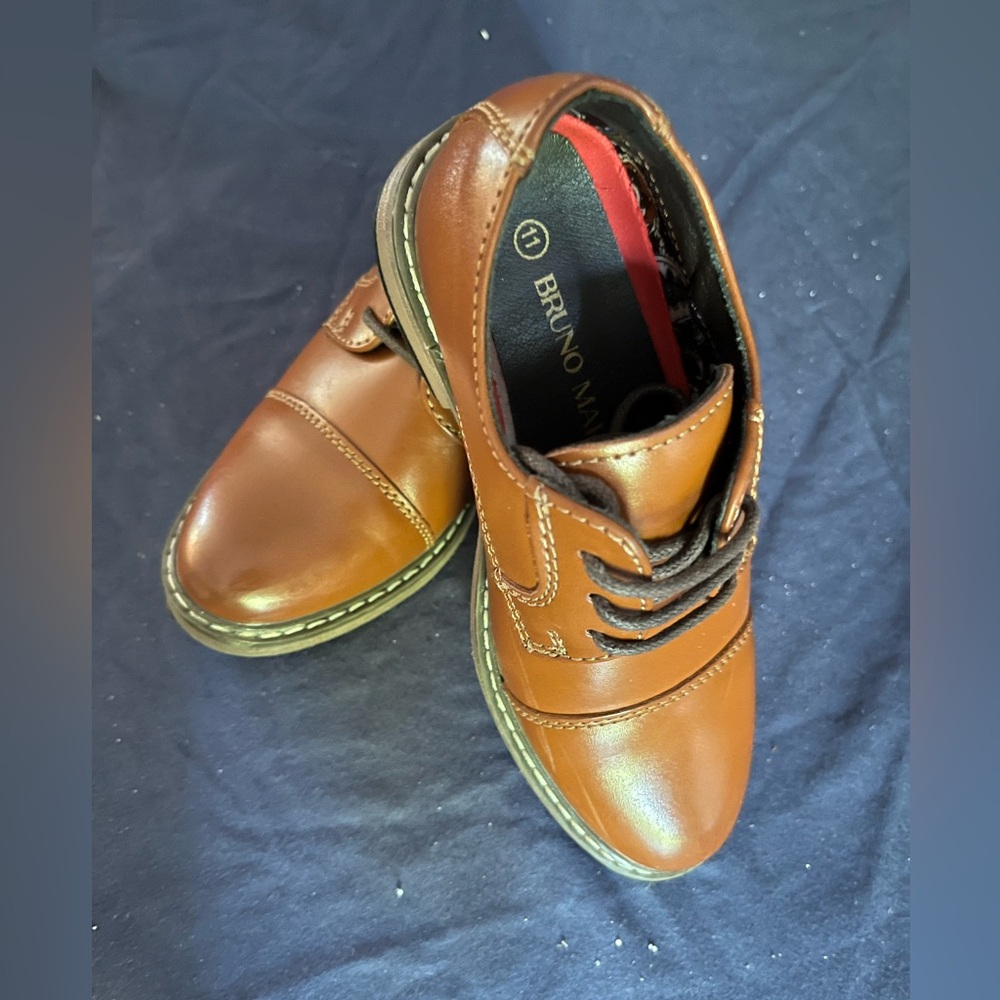 New Bruno Marc boys size 11 classic tan dress shoes.
